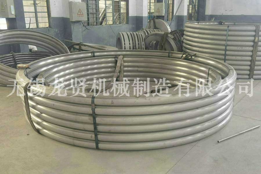 高速公路上的半圓管！