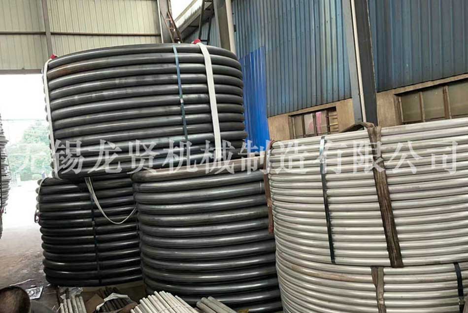 公路上的半圓管方便了道路的管理！